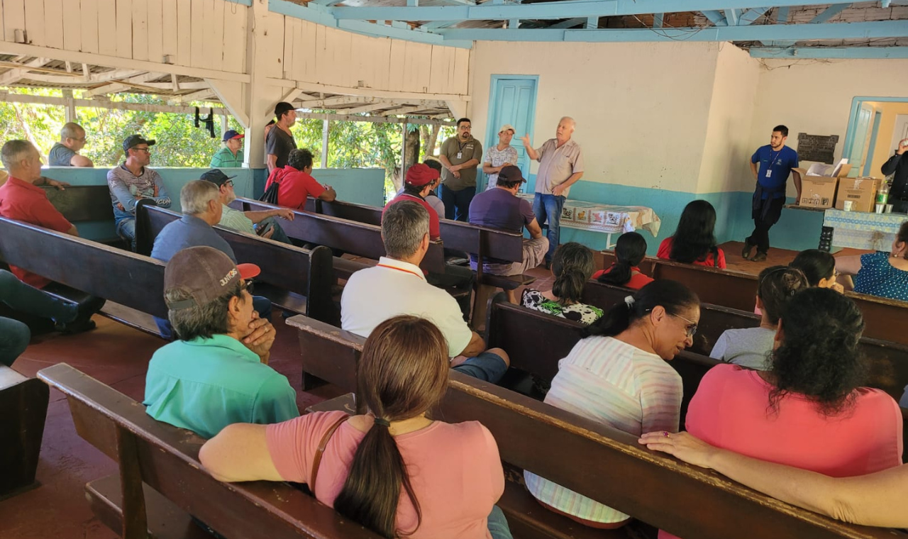 Pescadores artesanais de Foz do Iguaçu recebem carteira profissional