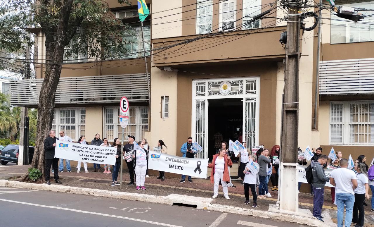 Em Foz, profissionais participam de manifestação do Dia Nacional de Luta pela implantação do Piso Nacional da categoria