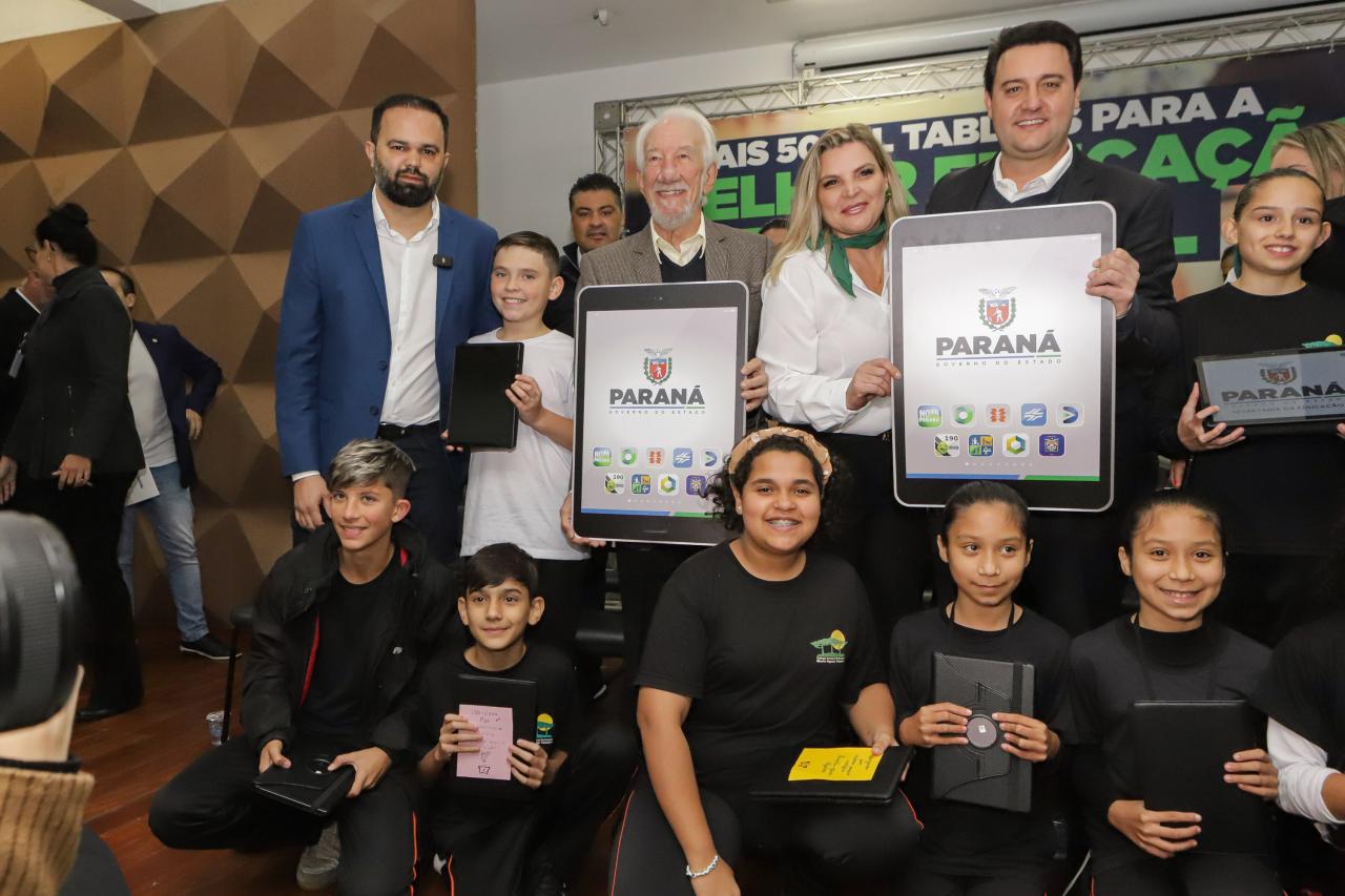 Governo do Paraná começa a entregar 50 mil tablets para alunos da rede estadual