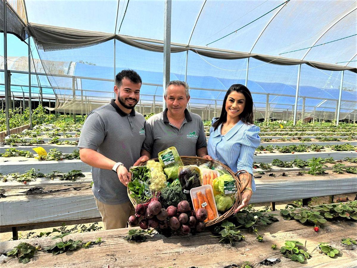 Exemplo que passa de pai para filhos, família é referência na produção de orgânicos em Foz do Iguaçu