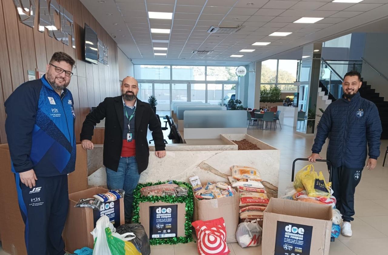 Sicoob e Foz Cataratas recolhem alimentos em ação que alia esporte e solidariedade