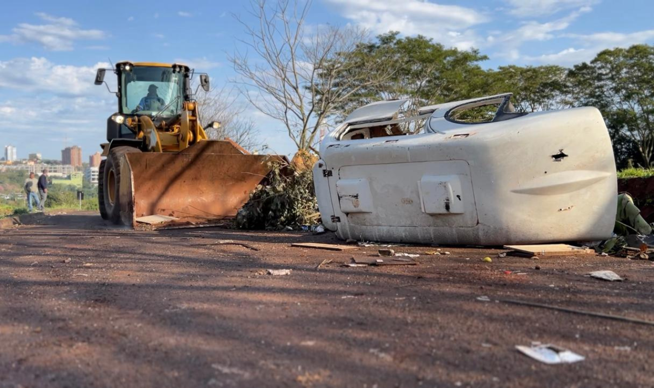Até carcaça de veículo é deixada na rua 18, na Vila Portes