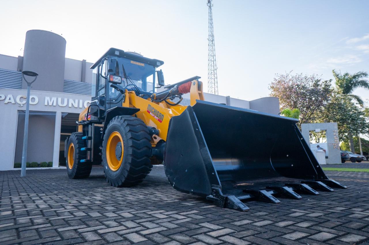 Santa Terezinha de Itaipu recebe pá carregadeira 0km por meio do Programa PROMAQ