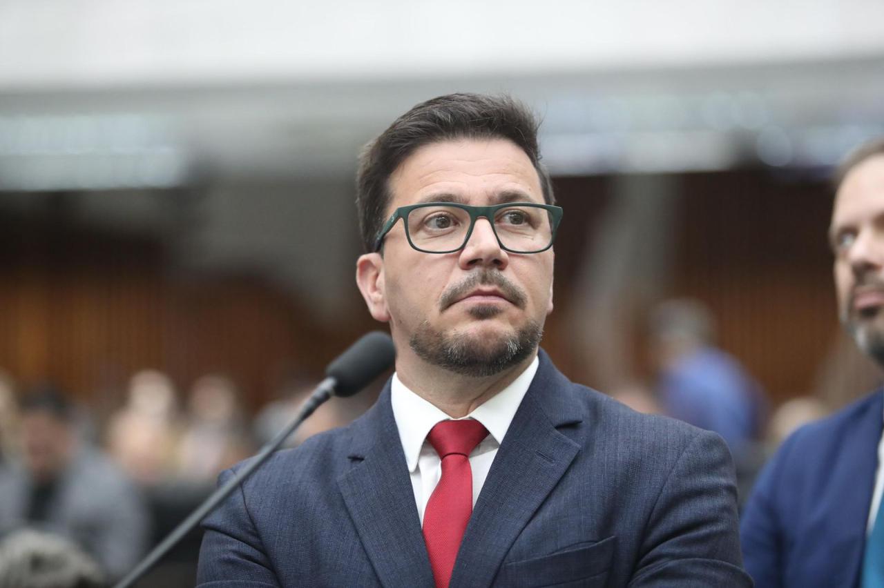 Deputados da Oposição reagem à expansão de escolas cívico-militares no Paraná