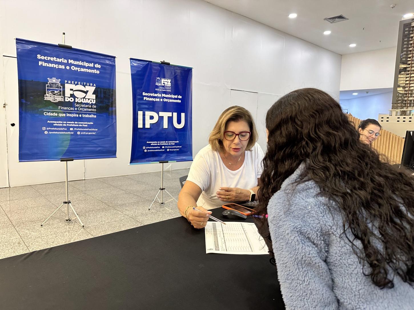 Plantão para distribuição de carnês do IPTU 2026 faz quase 200 atendimentos no fim de semana