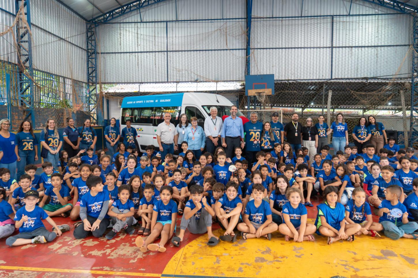 Itaipu entrega van para Associação Um Chute para o Futuro, em Foz do Iguaçu