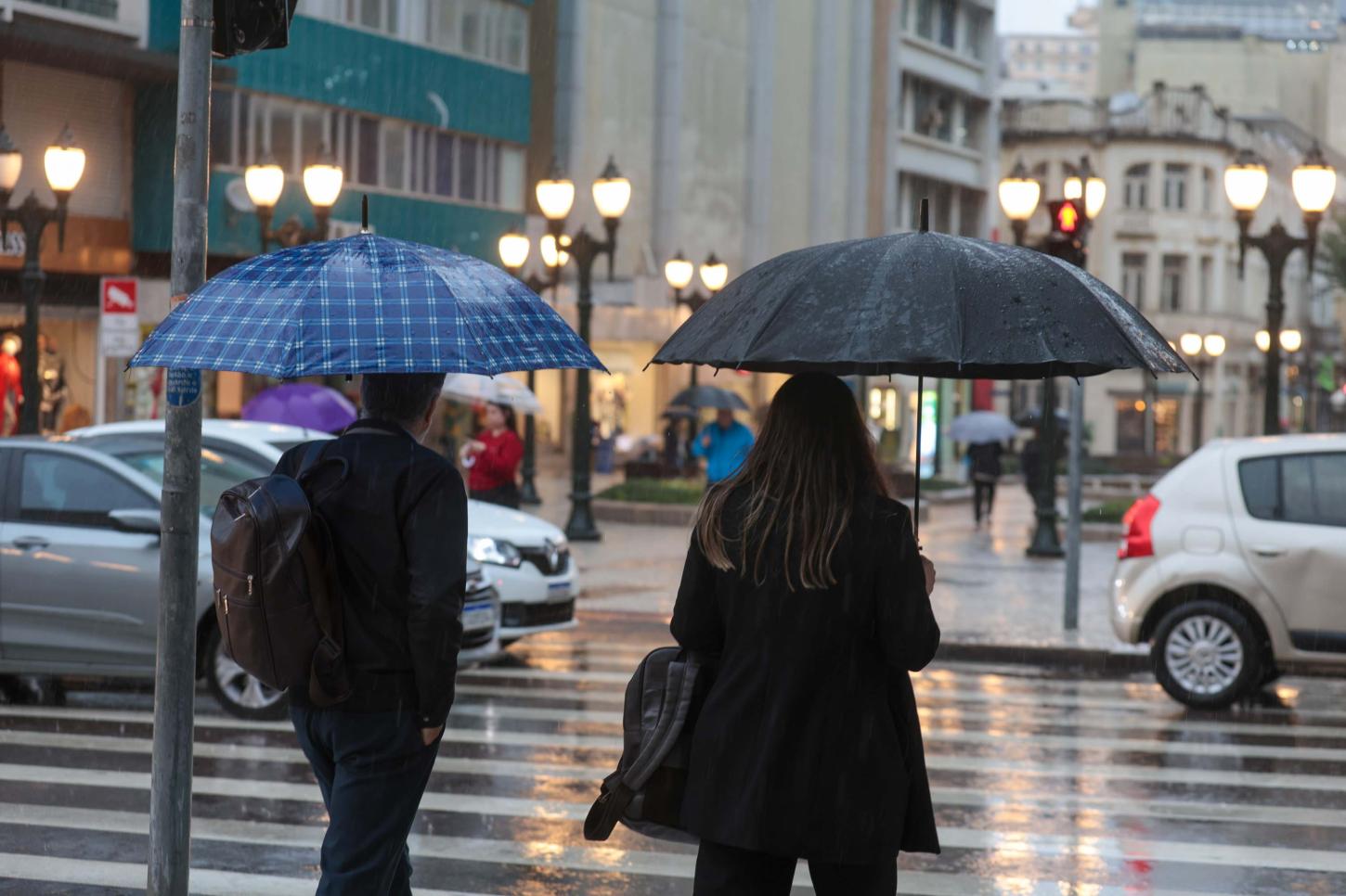 Vento, chuva e queda nas temperaturas