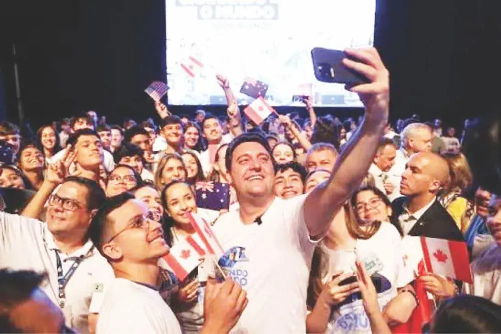 Ratinho Junior celebra Ganhando o Mundo em encontro com intercambistas em Foz do Iguaçu