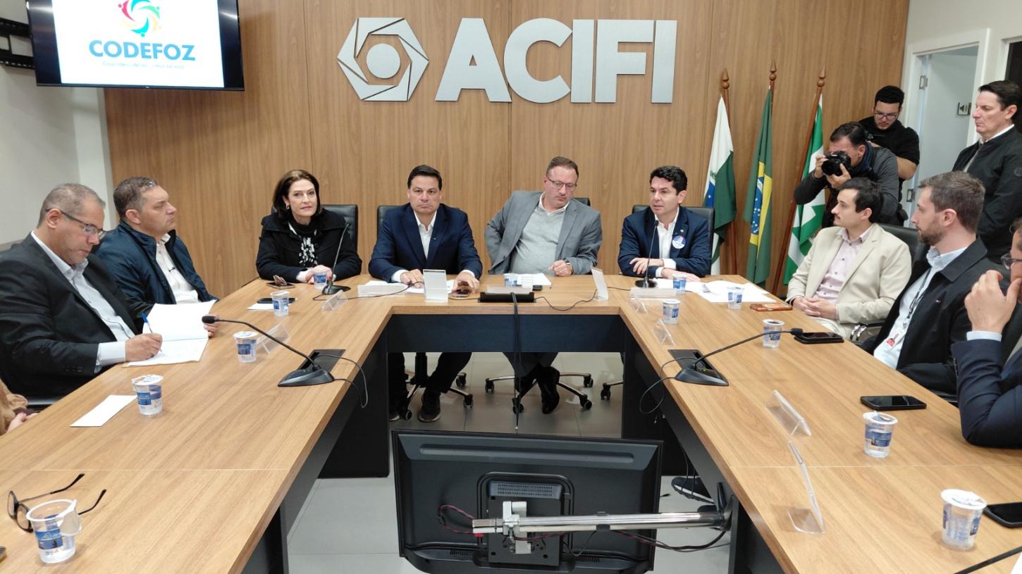 Sandro Alex, Alexandre Curi e Cristina Graeml recebem pautas prioritárias do Codefoz