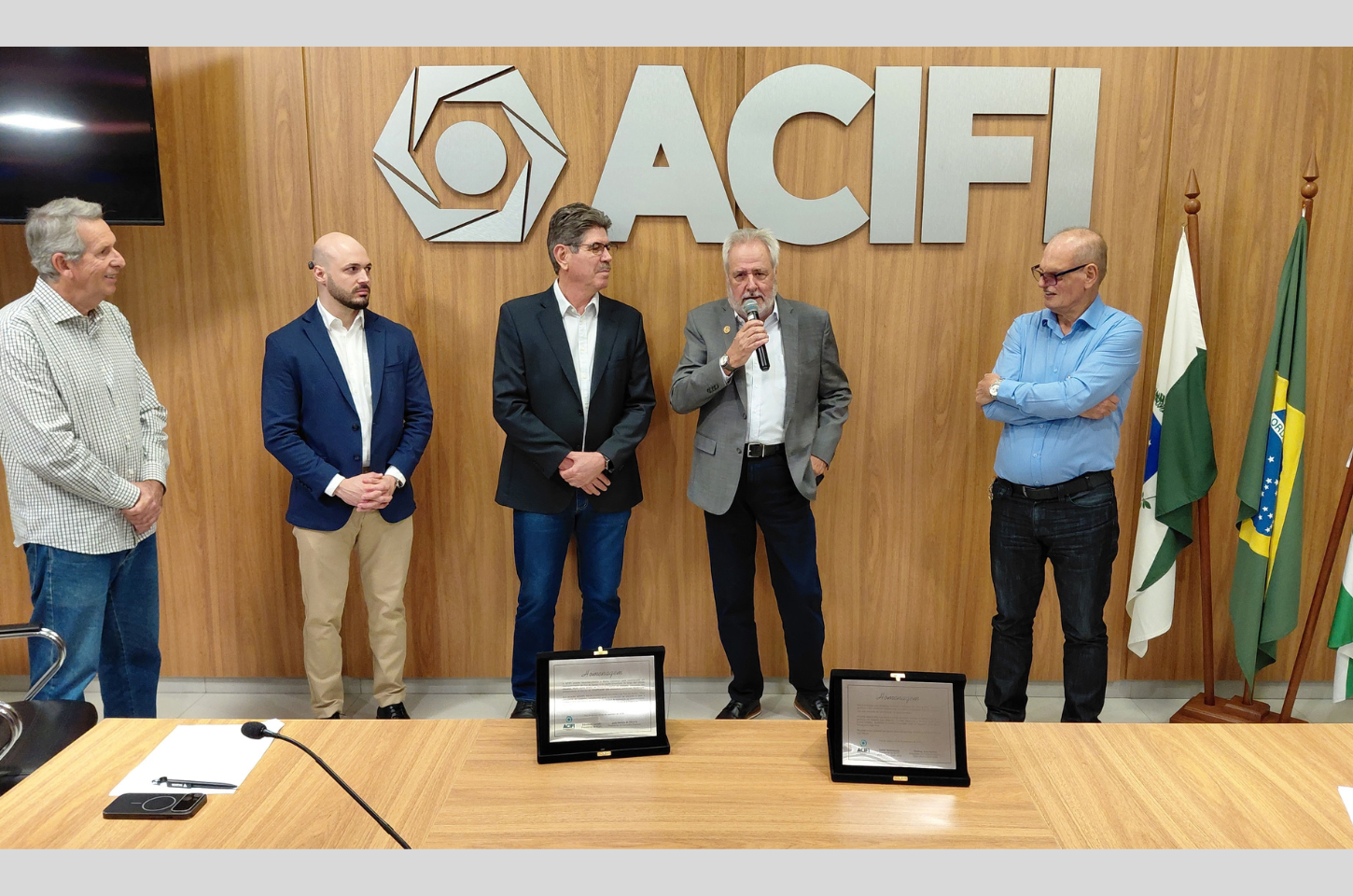 ACIFI homenageia Mario Camargo por três décadas de dedicação ao associativismo