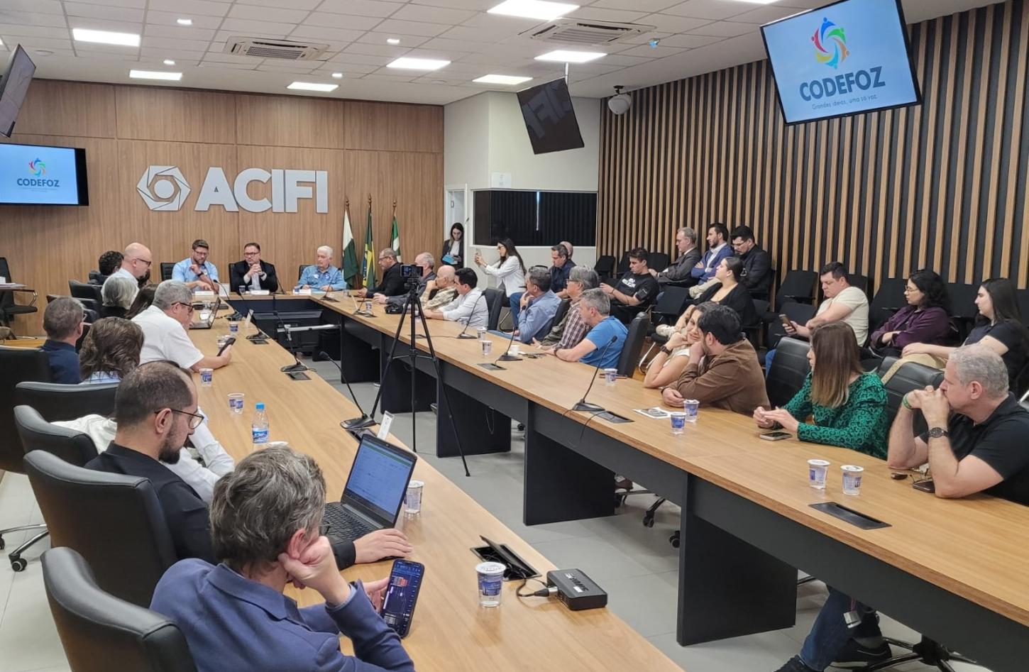 No Codefoz, Requião Filho apresenta propostas para serviços públicos e economia