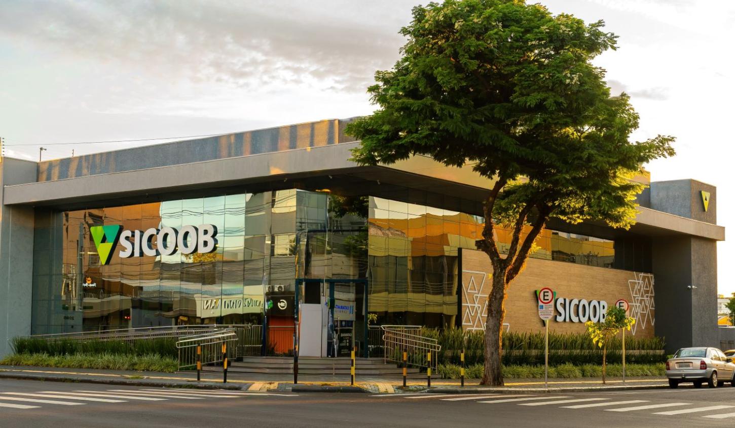 Sicoob aposta em atendimento humano enquanto bancos reduzem presença