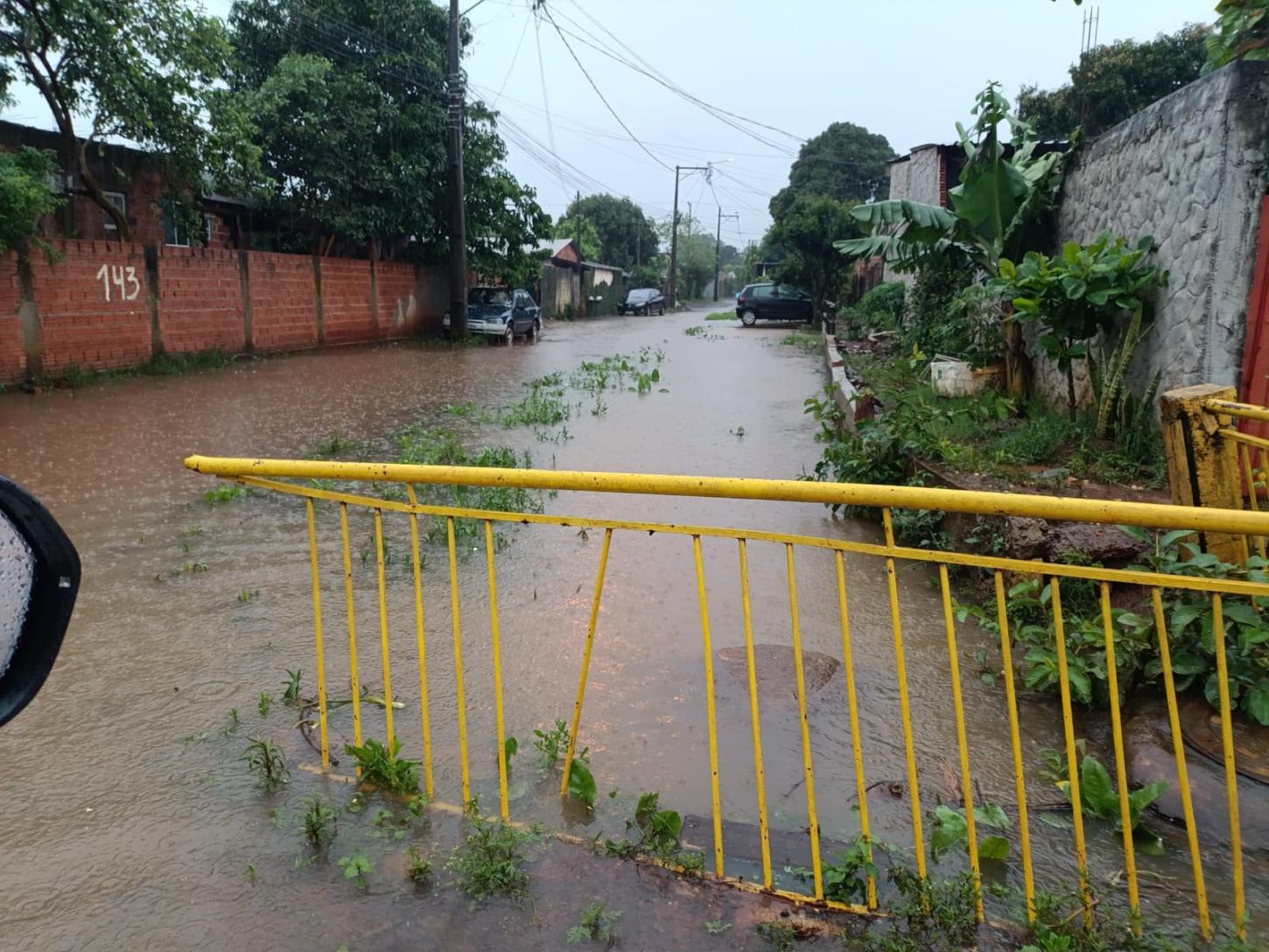 Defesa Civil atende ocorrências de alagamentos e mantém alerta com a previsão de novos temporais para a região