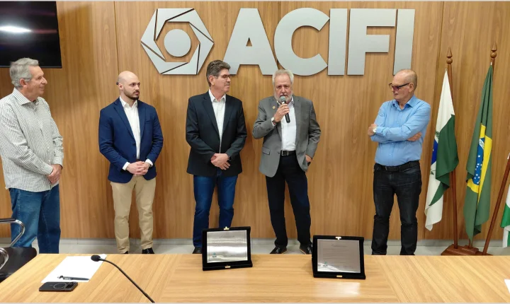 ACIFI homenageia Mario Camargo por três décadas de dedicação ao associativismo