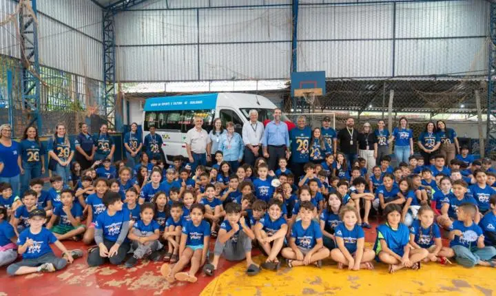 Itaipu entrega van para Associação Um Chute para o Futuro, em Foz do Iguaçu