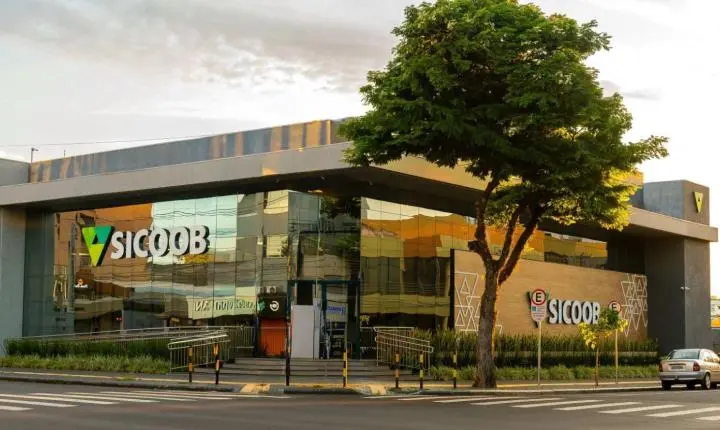 Sicoob aposta em atendimento humano enquanto bancos reduzem presença